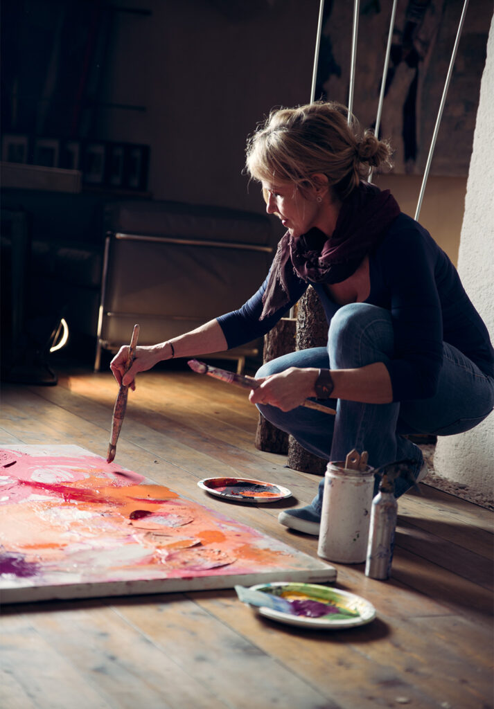Astrid Schroffner-Steiner beim Malen eines Kunstwerks in ihrem Atelier